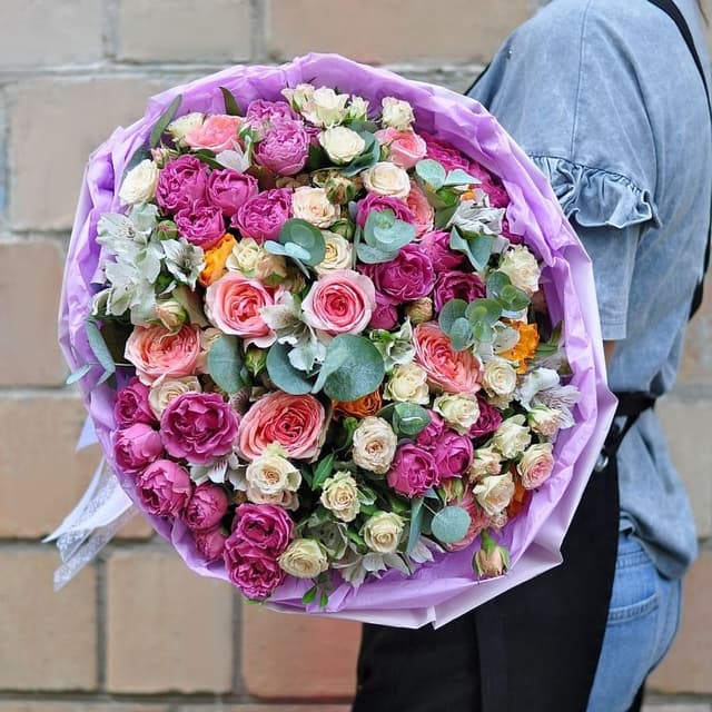 Букет из Пионовидных Роз и Альстромерий «Свет утренней зари»