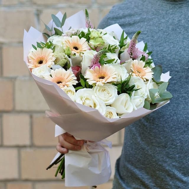 Букет из Гермини, Роз, Лизиантуса, Орхидей и Вероники «Ласковые мечты»