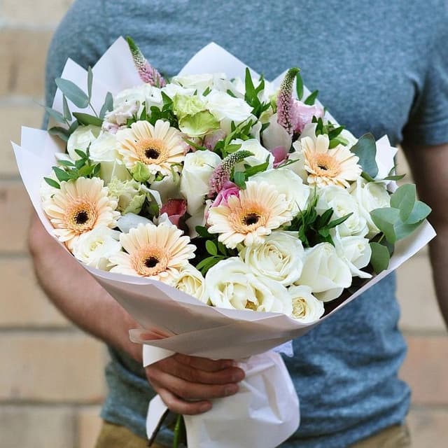 Букет из Гермини, Роз, Лизиантуса, Орхидей и Вероники «Ласковые мечты»