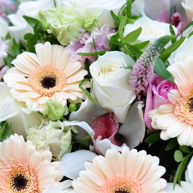 Букет из Гермини, Роз, Лизиантуса, Орхидей и Вероники «Ласковые мечты»