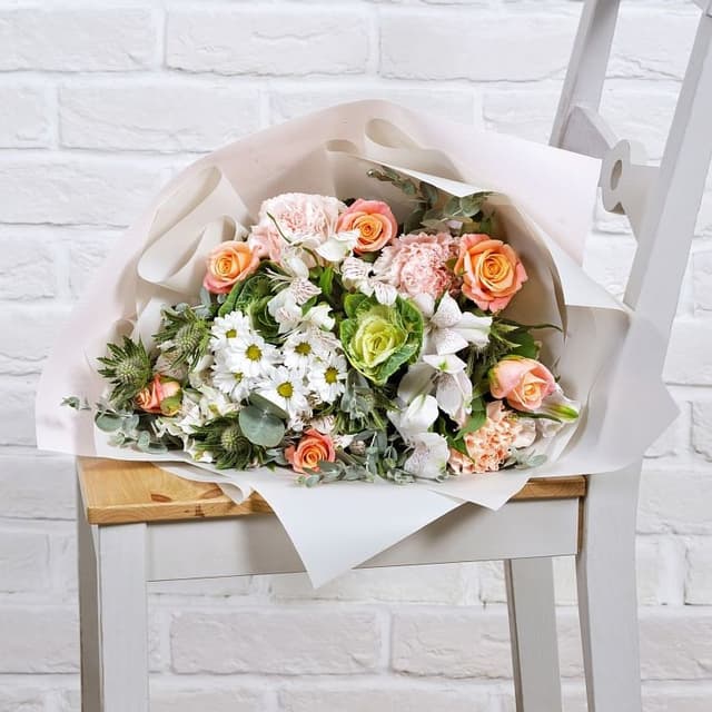 Букет из Гвоздик, Роз и Альстромерий «Благодарное сердце»