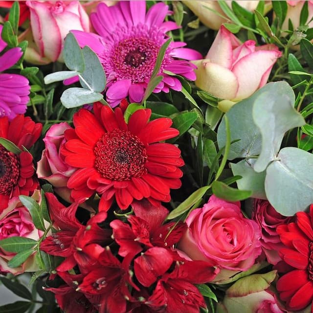 Композиция из Гермини, Альстромерий и Роз в корзине «Страсть»