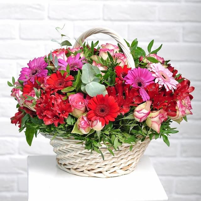 Композиция из Гермини, Альстромерий и Роз в корзине «Страсть»
