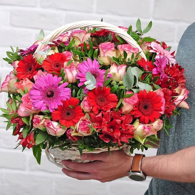 Композиция из Гермини, Альстромерий и Роз в корзине «Страсть»