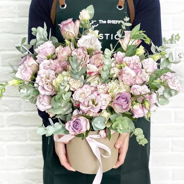 Композиция из Роз и Лизиантуса в шляпной коробке «Трепетные слова»