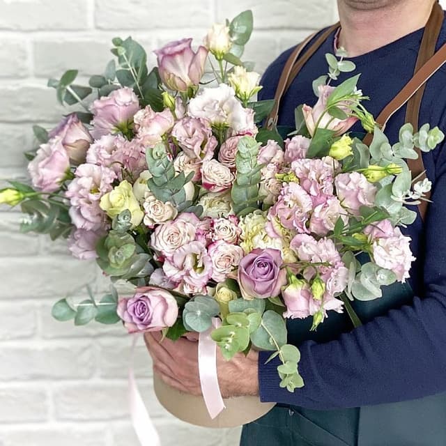 Композиция из Роз и Лизиантуса в шляпной коробке «Трепетные слова»