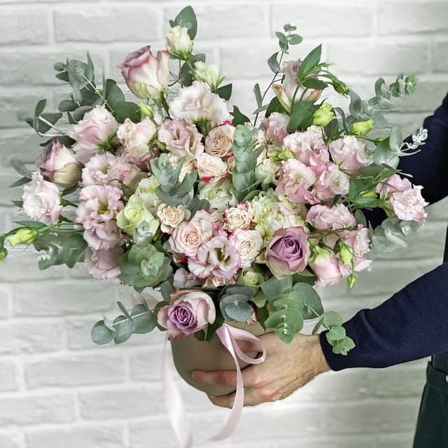 Композиция из Роз и Лизиантуса в шляпной коробке «Трепетные слова»