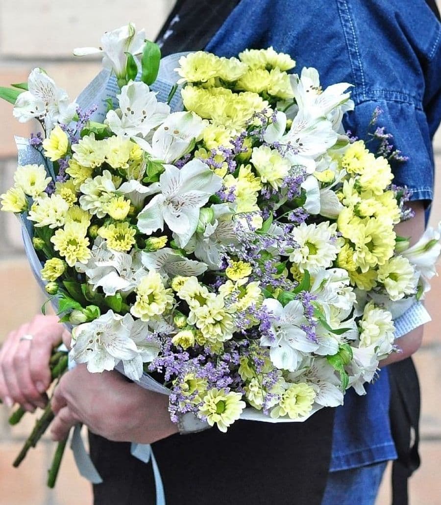 Букет из Хризантем, Альстромерий и Лимониума «Чарующий каприз»