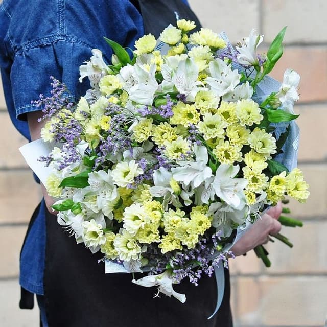 Букет из Хризантем, Альстромерий и Лимониума «Чарующий каприз»