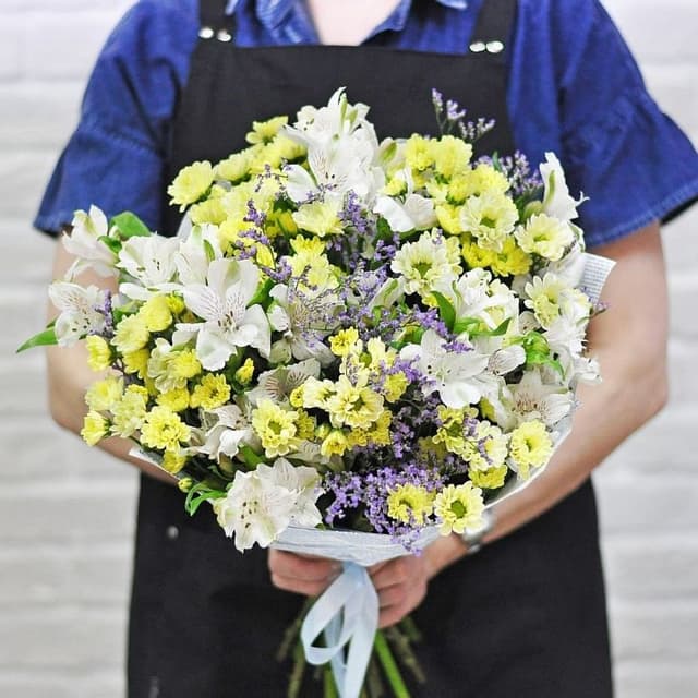 Букет из Хризантем, Альстромерий и Лимониума «Чарующий каприз»