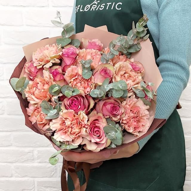 Букет из Гвоздик и Роз «Дыхание любви»