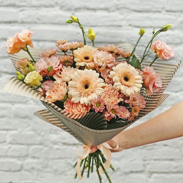 Букет из Лизиантуса, Хризантем, Гвоздик и Гермини «Пудровые облака»