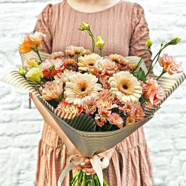 Букет из Лизиантуса, Хризантем, Гвоздик и Гермини «Пудровые облака»