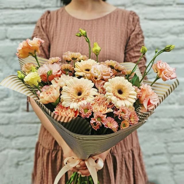 Букет из Лизиантуса, Хризантем, Гвоздик и Гермини «Пудровые облака»