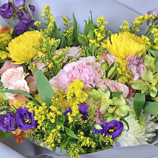 Букет из Лизиантуса, Альстромерий, Роз и Гвоздик «Комплимент»