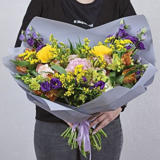 Букет из Лизиантуса, Альстромерий, Роз и Гвоздик «Комплимент»