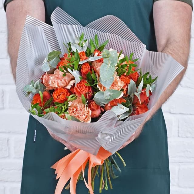 Букет из Гвоздики и Роз «Несгораемая страсть»