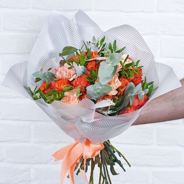 Букет из Гвоздики и Роз «Несгораемая страсть»