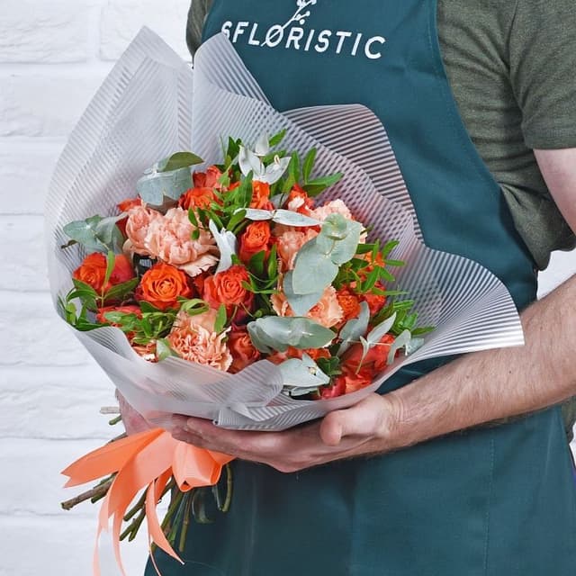 Букет из Гвоздики и Роз «Несгораемая страсть»