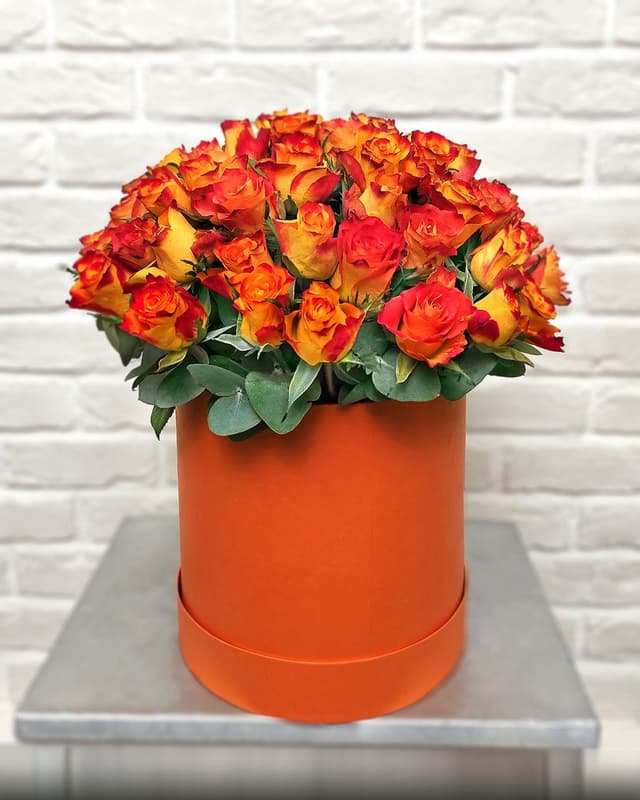 Композиция из ярко-оранжевой Розы Кения 101 шт в шляпной коробке