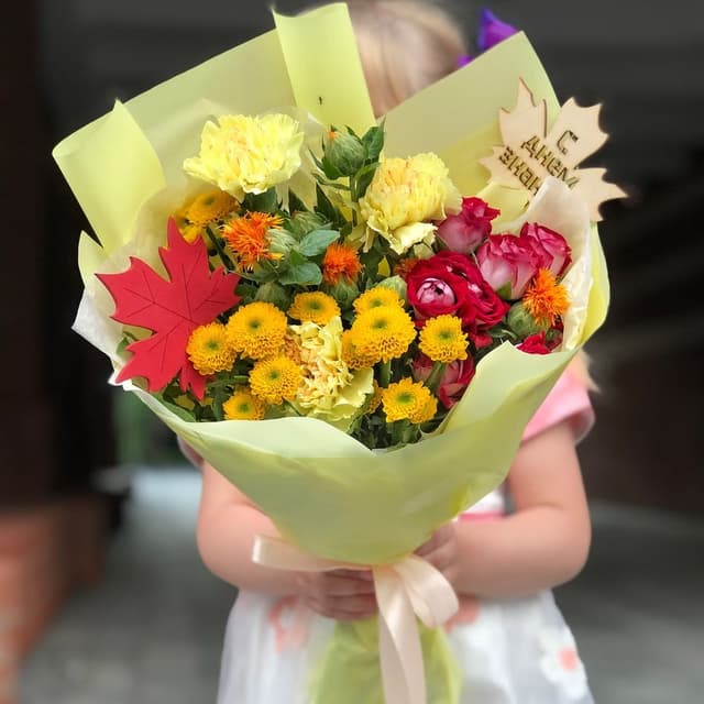 Букет из Кустовой Хризантемы, Диантуса и Кустовой Розы «С Днем Знаний»