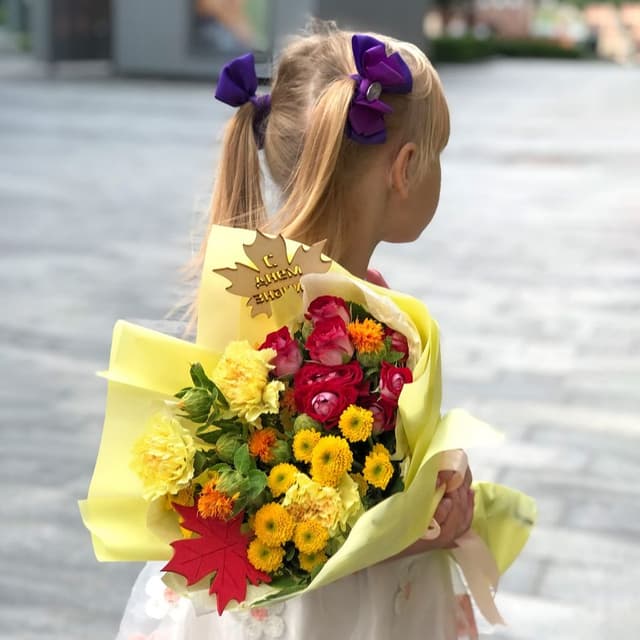 Букет из Кустовой Хризантемы, Диантуса и Кустовой Розы «С Днем Знаний»