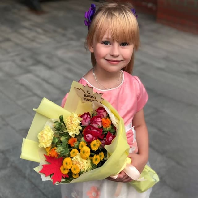 Букет из Кустовой Хризантемы, Диантуса и Кустовой Розы «С Днем Знаний»