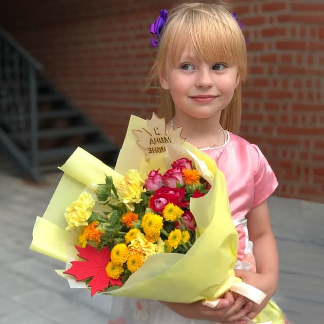 Букет из Кустовой Хризантемы, Диантуса и Кустовой Розы «С Днем Знаний»