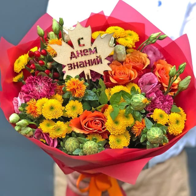 Букет из Кустовой Хризантемы, Розы, Эустомы и Гиперикума «Выпускной класс»