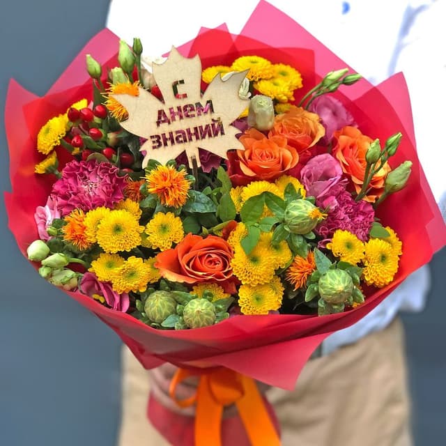 Букет из Кустовой Хризантемы, Розы, Эустомы и Гиперикума «Выпускной класс»