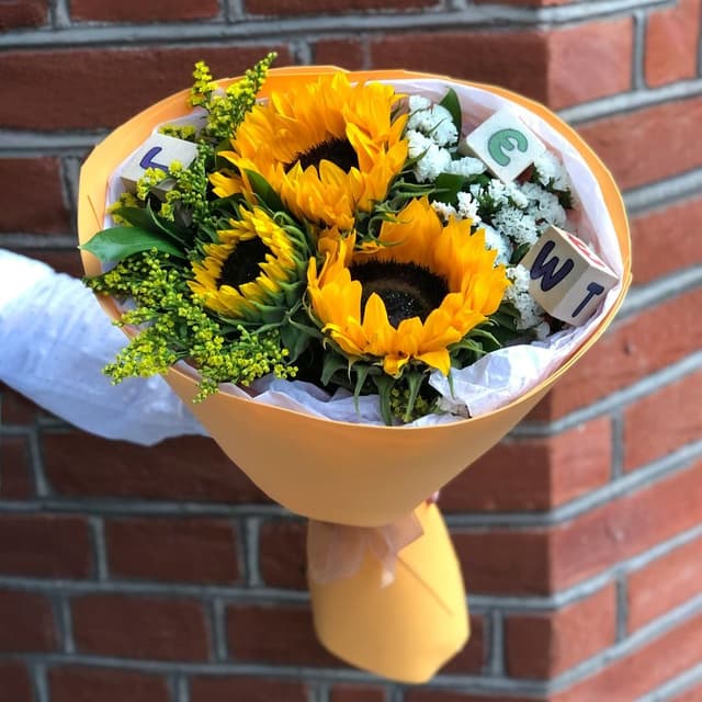 Букет из Подсолнухов и Солидаго с кубиками «Азбука»