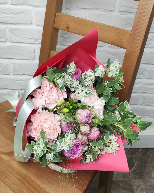 Букет из Роз и Диантуса «Первая встреча»