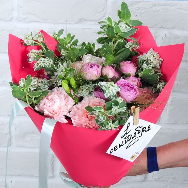 Букет из Роз и Диантуса «Первая встреча»