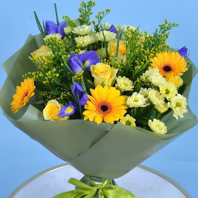 Букет из Гермини, Хризантем Сантини и Ирисов «Запах полей»