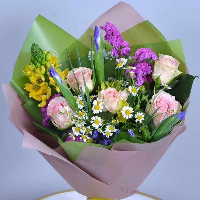 Букет из Роз, Ириса, Статицы и Ромашек «Цветущий Луг»