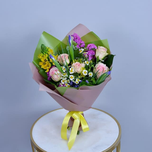 Букет из Роз, Ириса, Статицы и Ромашек «Цветущий Луг»