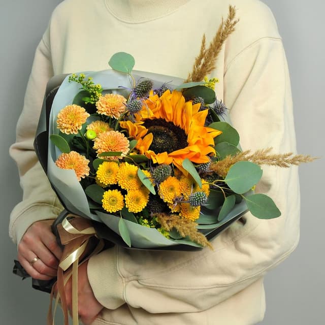 Букет из Подсолнуха и Хризантем «Как я провел лето»