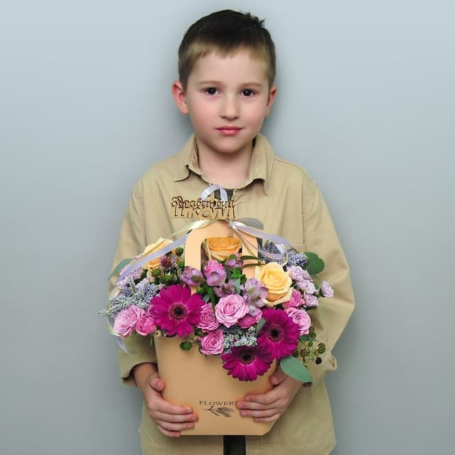 Композиция из Роз, Гермини и Хризантем в сумочке «Лесные ягоды»