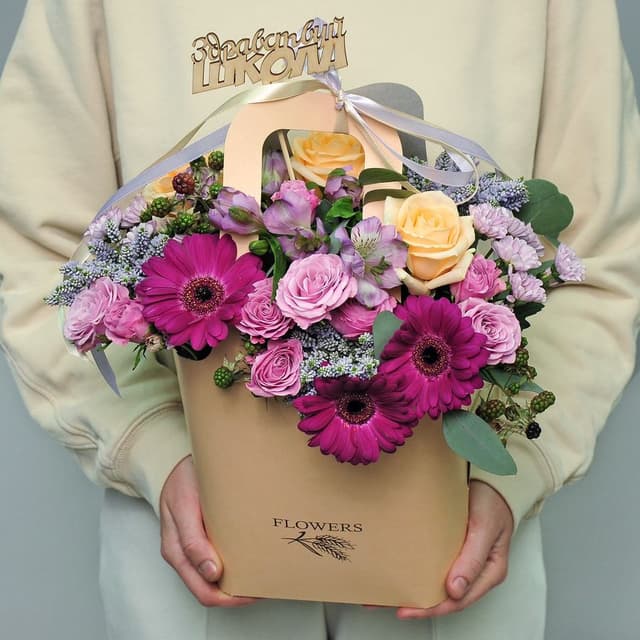 Композиция из Роз, Гермини и Хризантем в сумочке «Лесные ягоды»