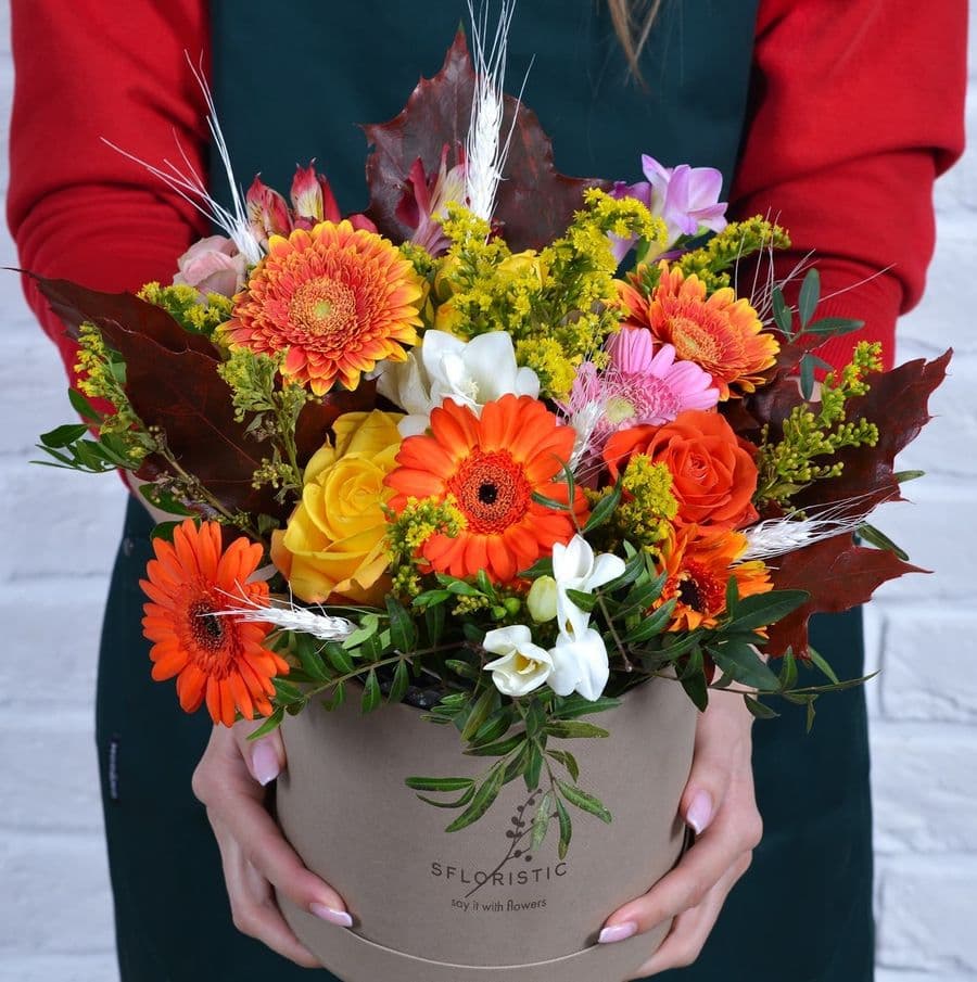 Композиция из Гермини, Роз и Фрезии в шляпной коробке «Осенняя»