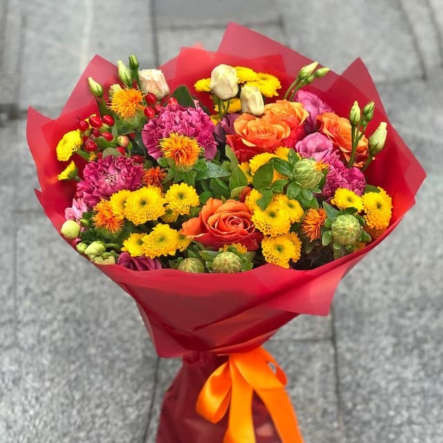 Букет из кустовой Хризантемы, Розы, Эустомы и Гиперикума «Пестрый»