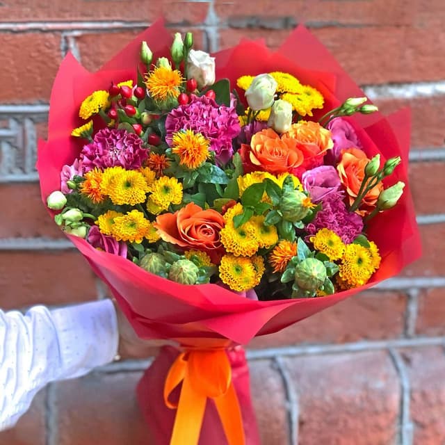 Букет из кустовой Хризантемы, Розы, Эустомы и Гиперикума «Пестрый»