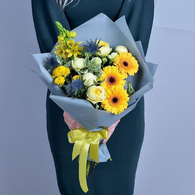 Сборный букет из гермини, эрингиума "Солнечный креатив"