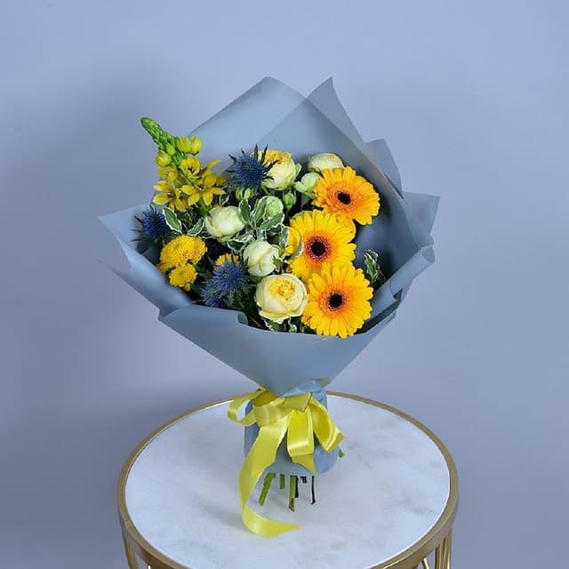 Сборный букет из гермини, эрингиума "Солнечный креатив"