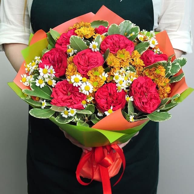 Букет из Матрикарии, Кустовой Хризантемы и Роз Ред Пиано «Мысли о тебе»