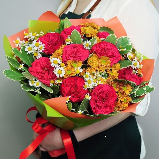 Букет из Матрикарии, Кустовой Хризантемы и Роз Ред Пиано «Мысли о тебе»