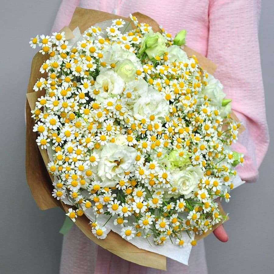 Букет из Матрикарии и Эустомы «Полевое облачко»