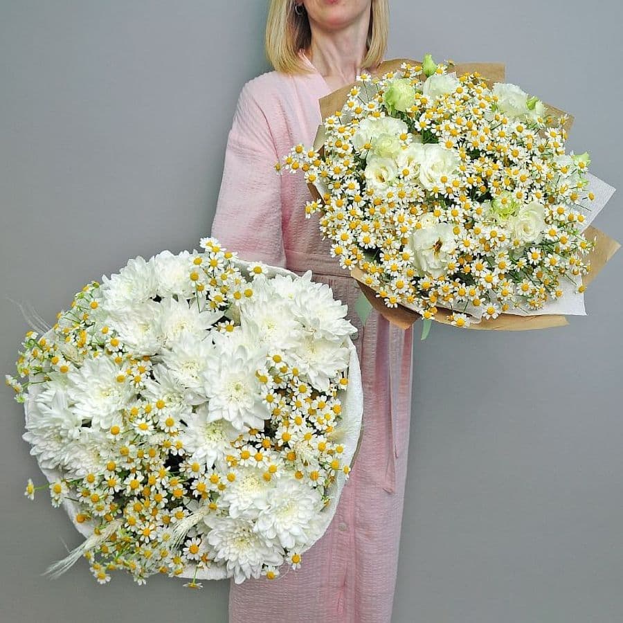 Букет из Матрикарии и Эустомы «Полевое облачко»