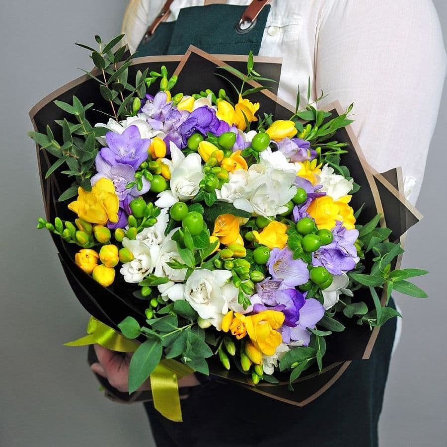 Букет из Фрезии и Гиперикума «Любимые фрезии»