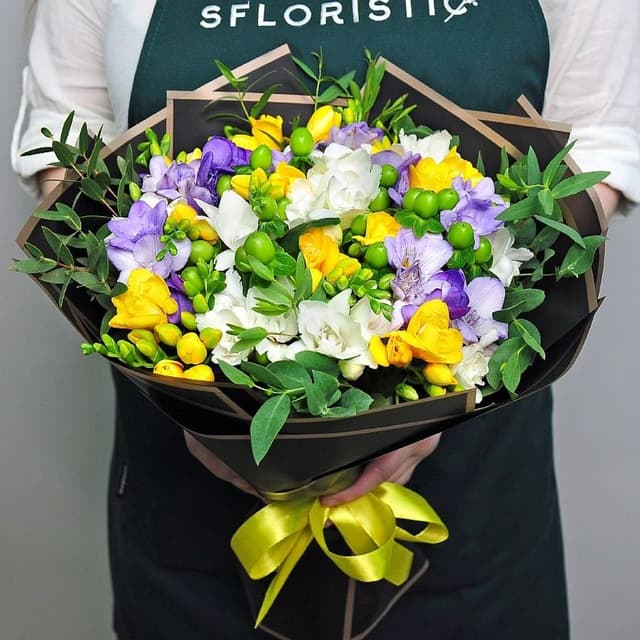 Букет из Фрезии и Гиперикума «Любимые фрезии»